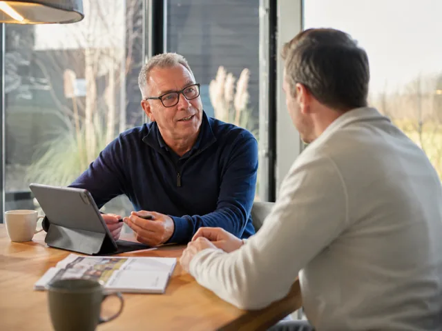 Adviseur van Noord Energie in gesprek aan tafel